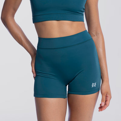 Dayana wears a size S