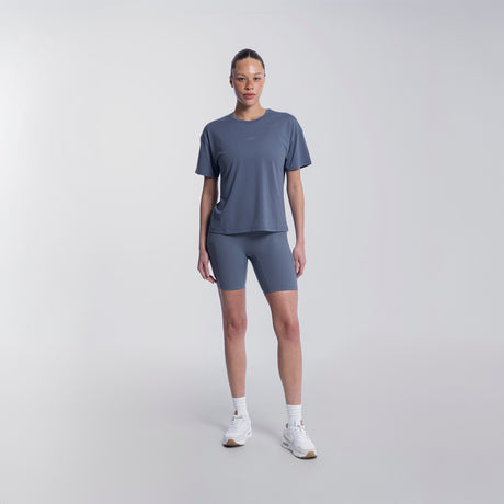 Sam wears a size M