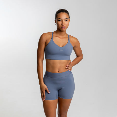 Ke wears a size S