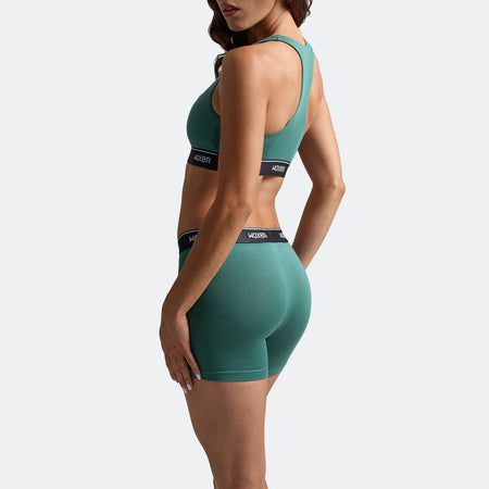 Dayana wears a size S