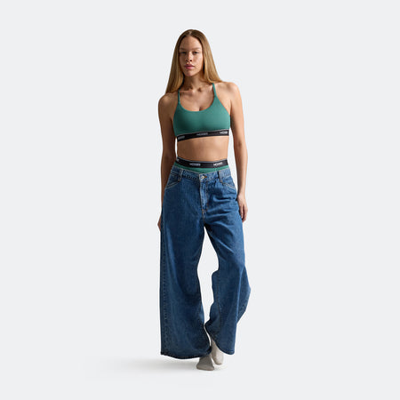 Sam wears a size M