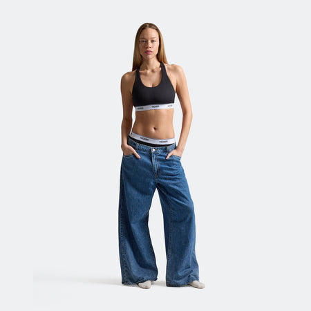 Sam wears a size M