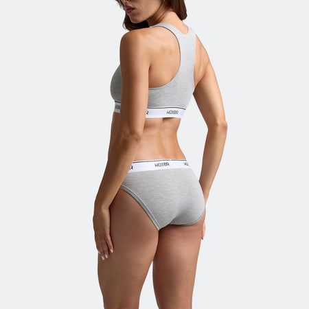 Dayana wears a size S