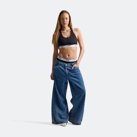 Sam wears a size M