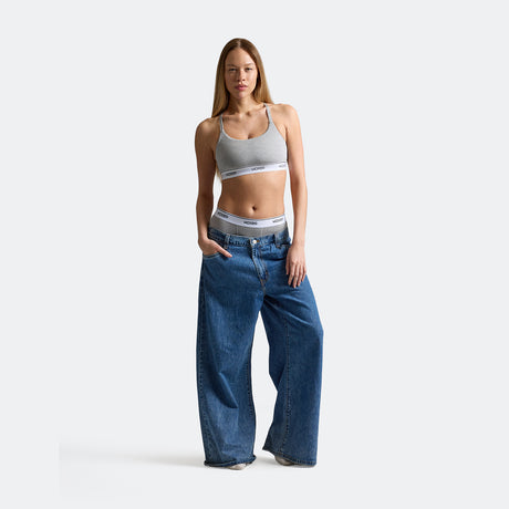 Sam wears a size M