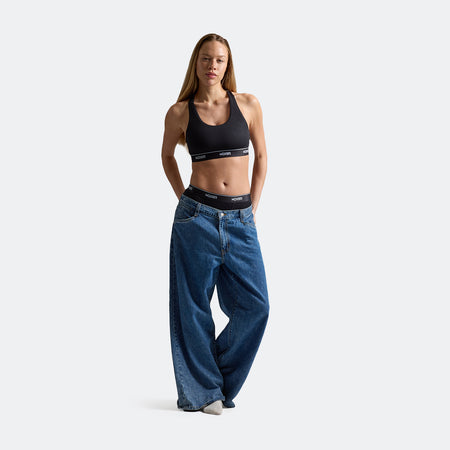 Sam wears a size M