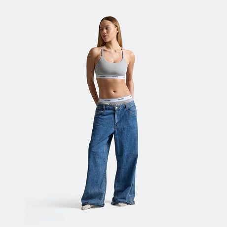 Sam wears a size M