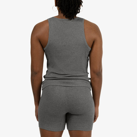 Ebony wears a size S