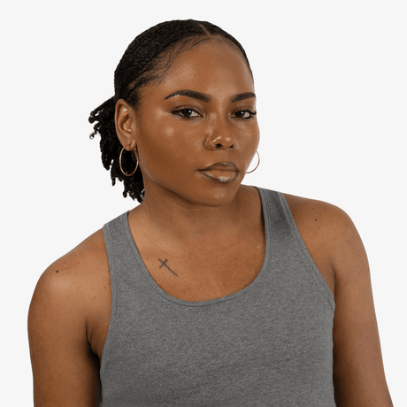 Ebony wears a size S