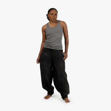 Ebony wears a size S