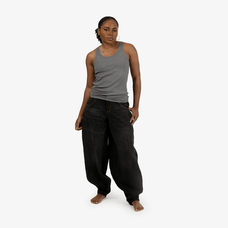 Ebony wears a size S
