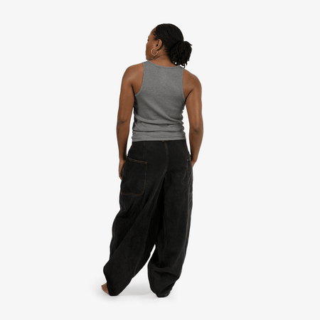 Ebony wears a size S