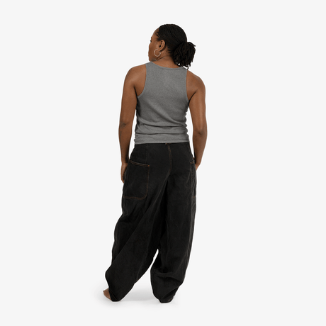 Ebony wears a size S