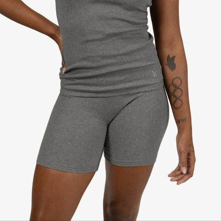 Ebony wears a size S