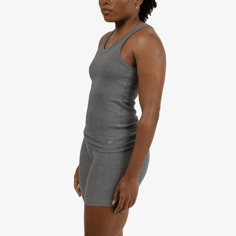 Ebony wears a size S