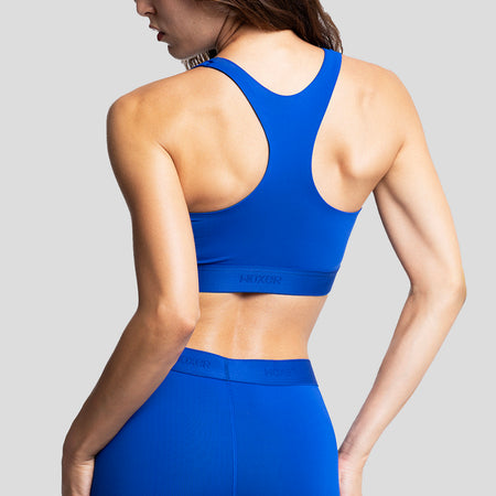 Dayana wears a size S