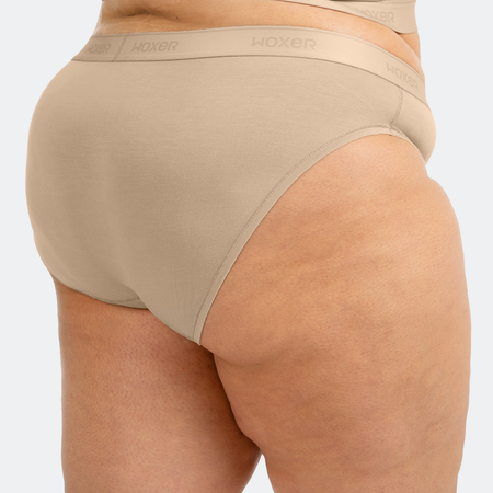 Jaadia wears a size 3XL