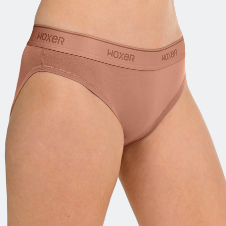 Juliana wears a size M