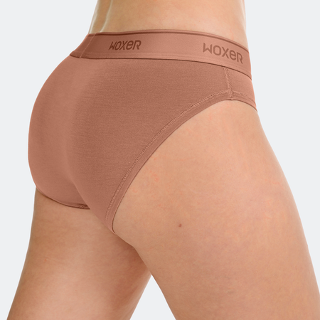 Juliana wears a size M