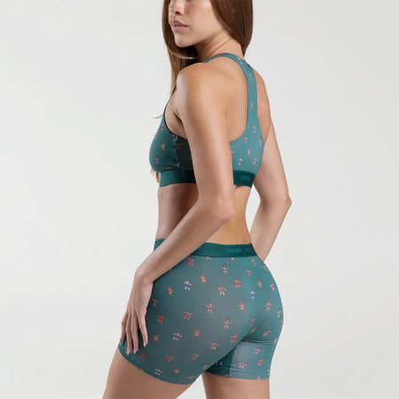 Sam wears a size M
