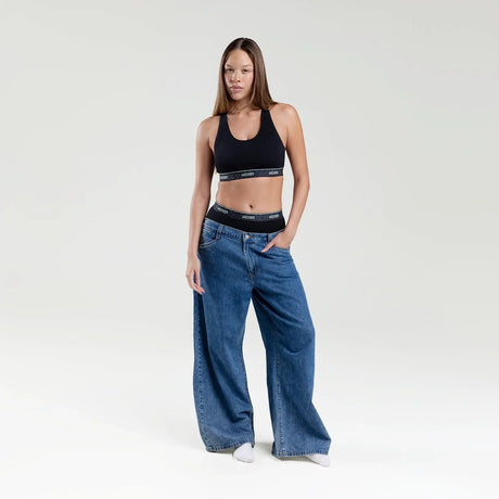 Sam wears a size M