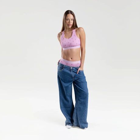 Sam wears a size M