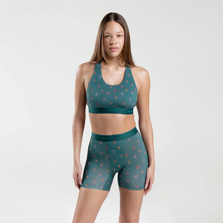 Sam wears a size M