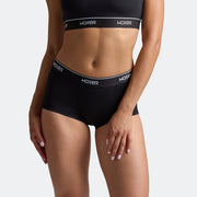 Dayana wears a size S