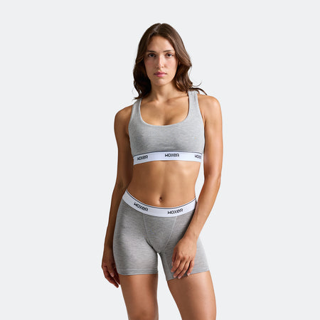 Dayana wears a size S