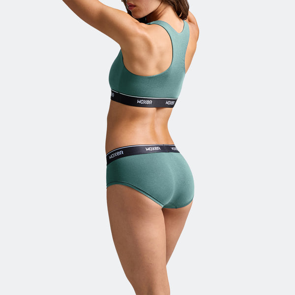 Dayana wears a size S