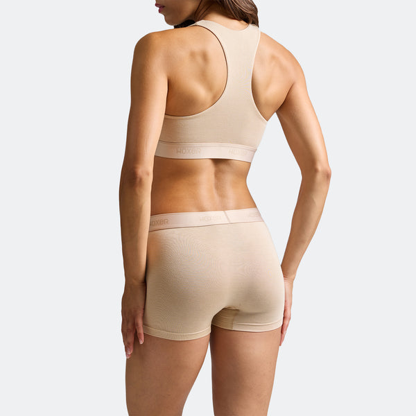 Dayana wears a size S