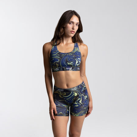 Dayana wears a size S