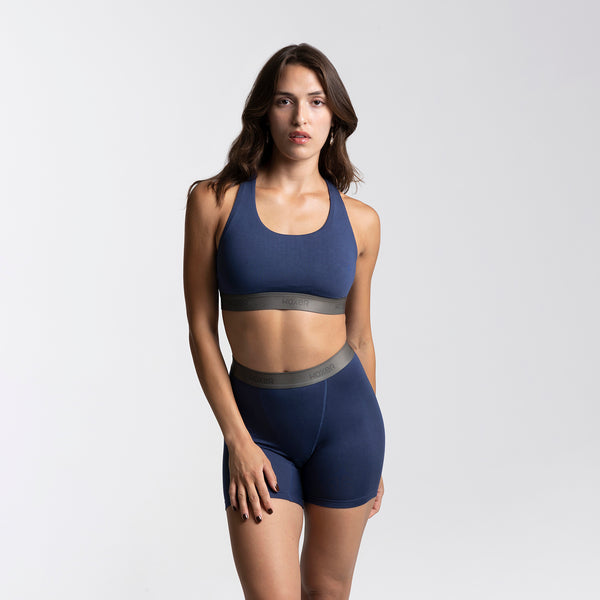 Dayana wears a size S