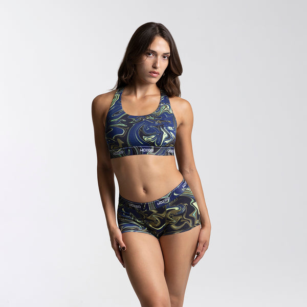 Dayana wears a size S