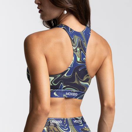 Dayana wears a size S