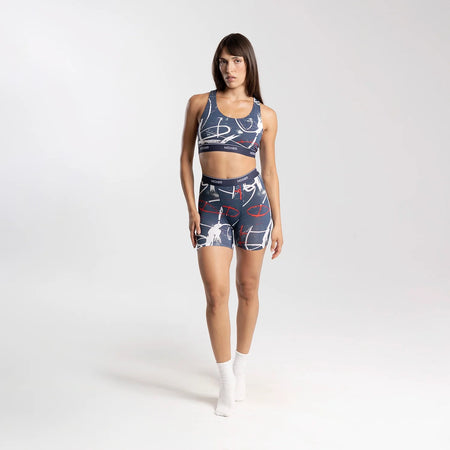 Dayana wears a size S