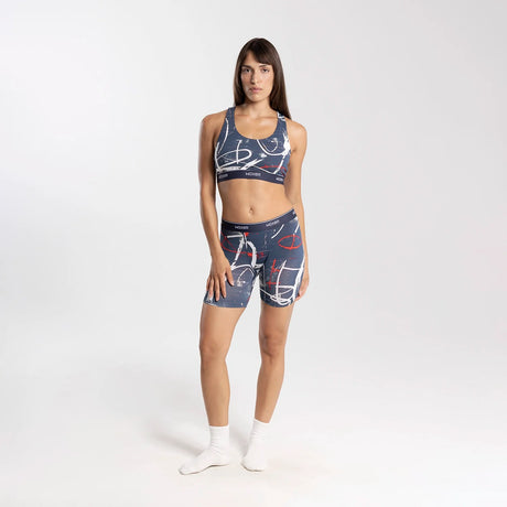 Dayana wears a size S