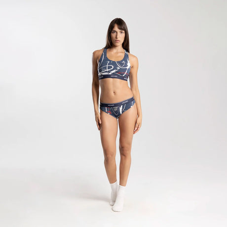 Dayana wears a size S