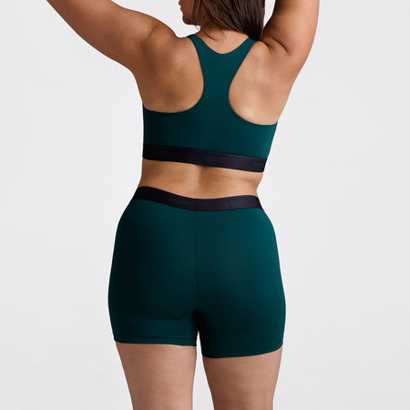 Avery wears a size L