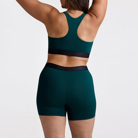 Avery wears a size L