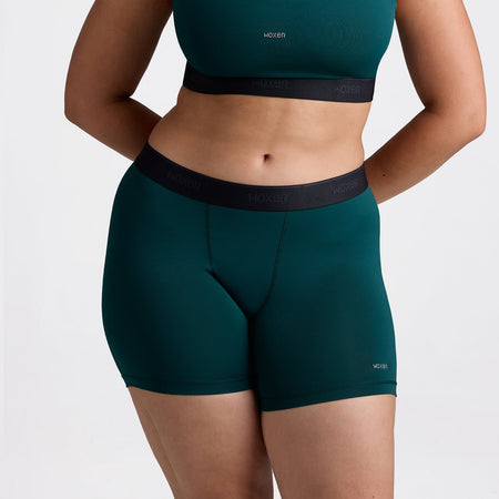 Avery wears a size L