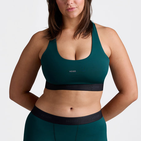 Avery wears a size L