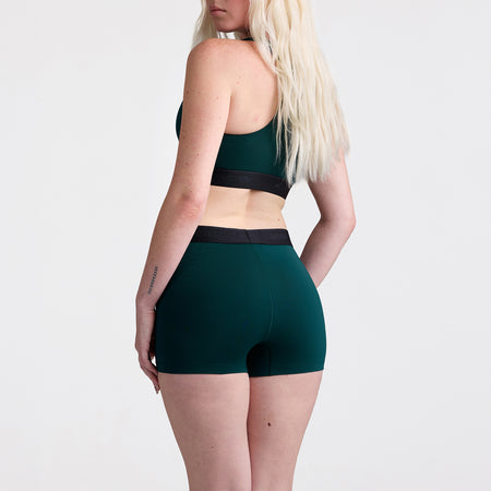 Savannah wears a size S