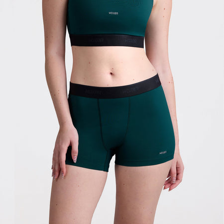 Savannah wears a size S