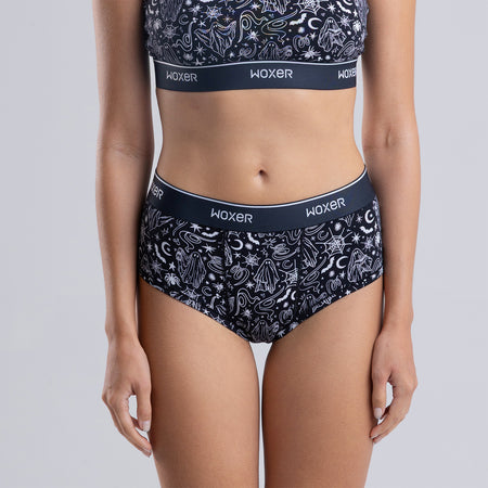 Sofia wears a size S