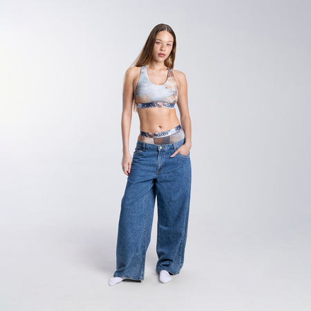 Sam wears a size M