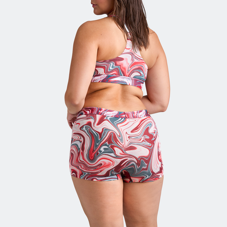 Avery wears a size L