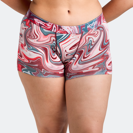 Avery wears a size L