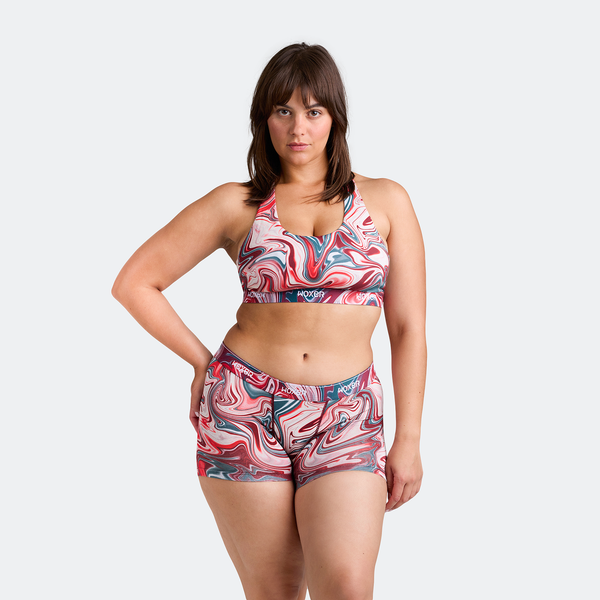 Avery wears a size L