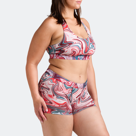 Avery wears a size L